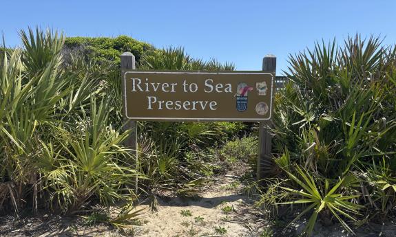 A wood sign along the River to the Sea trail