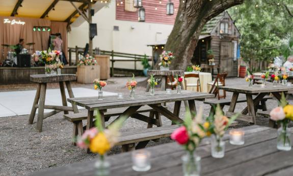 Simple floral arrangements for a Colonial Oak wedding