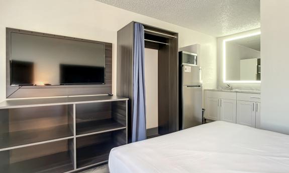 A room with a king bed at Stayable St. Augustine