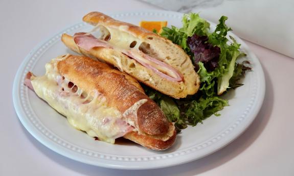 A Le Parisien sandwich on a plate