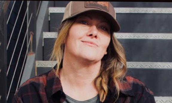 Singer songwriter Andria Shinn head shot, in ball cap