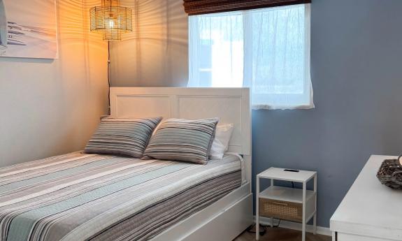 The queen bed in the guest room has a pull out trundle