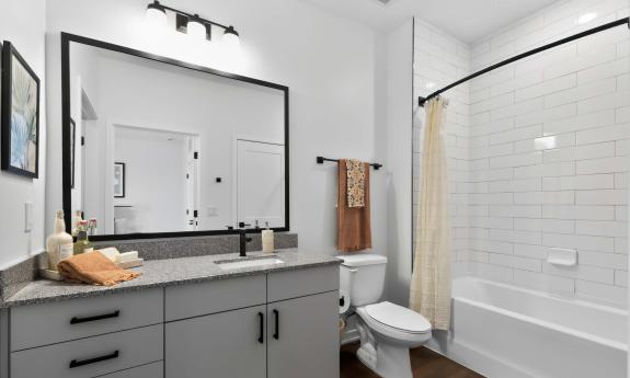 A bathroom with tub/shower comination