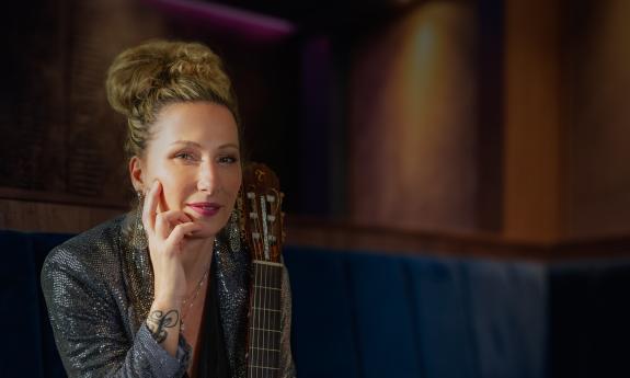 Zaza Flamenca with her guitar in a velvet room