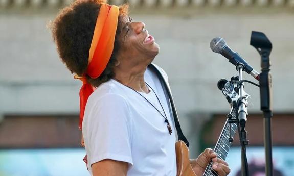 Stanley Jordan performs live.