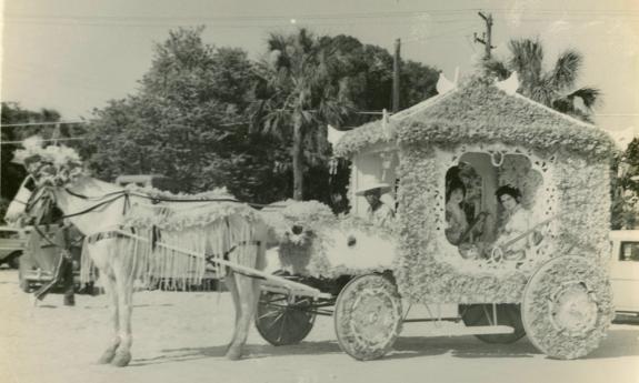 La Parada de los Caballos y Coches, or "the Parade of Horses and Carriages." features horse-drawn carriages decorated for the season.