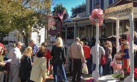Guests on St. Augustine's B&B Holiday Tour in St. Augustine stop to visit the Cedar House Inn. 