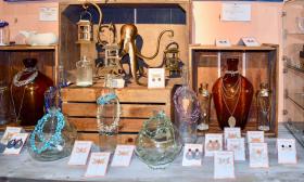 Dragonflies offers handcrafted jewelry, home decor, candles and other items that make great gifts.