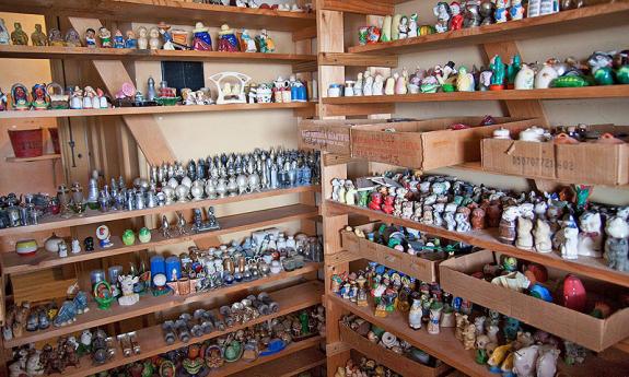 Hidden trinkets line the shelves of the 4th floor. 