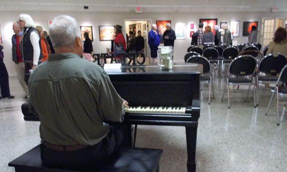 Live music at many galleries and shops as well as refreshments! 
