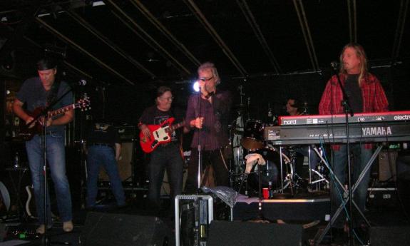 Mojo Roux playing live