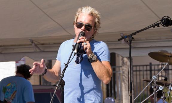 Mojo Roux member singing