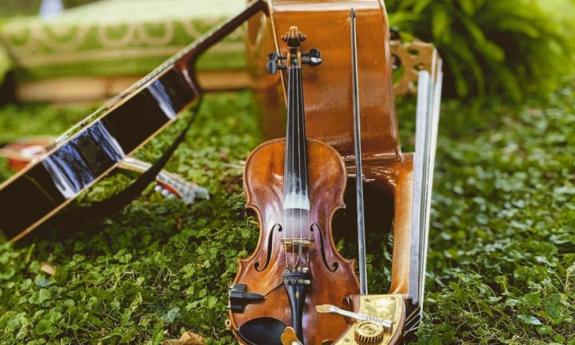 The string instruments of West King String Band 