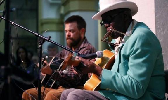 Willie Green playing live