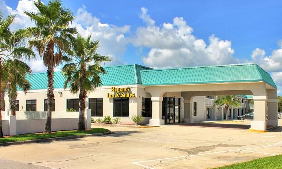 Entrance of the Regency Inn & Suites in St. Augustine 