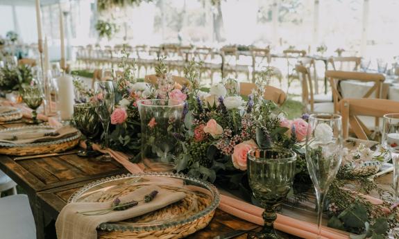 A beautiful guest table setting and floral display created by The Potting Shed of Ponte Vedra.