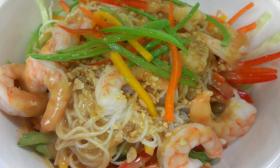 Delicious shrimp noddle salad with a Thai peanut dressing. 