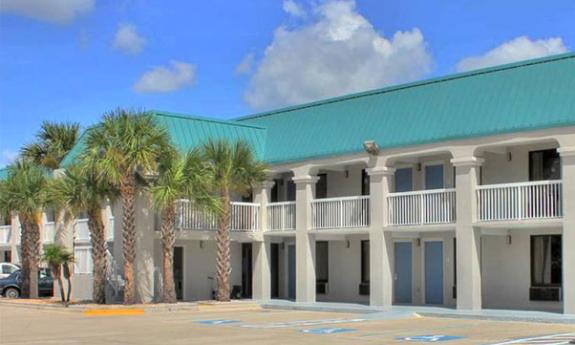 Exterior of the Regency Inn & Suites 