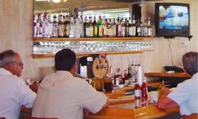Schooner's Seafood House in St. Augustine also offers a fully stocked bar!