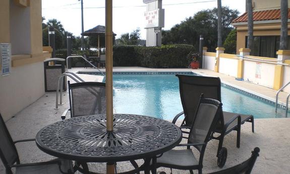 The swimming pool at Best Western Historic Inn.