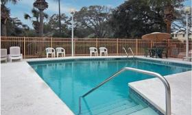 Outdoor pool and spa at the Quality Inn & Suites St. Augustine Beach. 