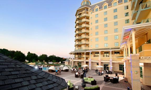 The outdoor gathering area at the Renaissance Resort in the World Golf Village