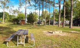 Picnic area at Stagecoach RV Park.