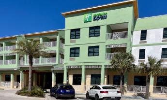 The Holiday Inn Express within walking distance of the ocean in Vilano Beach