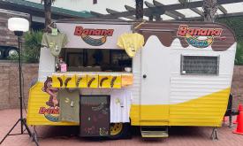 Banana Locos Food Truck offers frozen bananas dipped in chocolate and other good things in St. Augustine. 