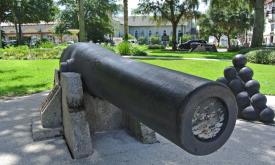 The cannons in the plaza are great for a photo op.